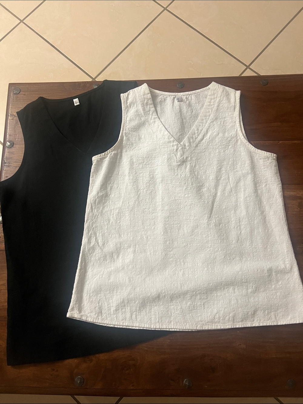 Chigant Classic V-Neck Sleeveless Tops — White & Black Set